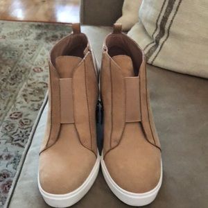 Almost never worn. Paola wedge sticker.